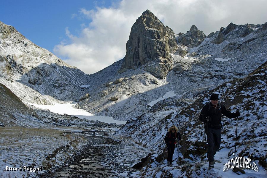 112 - escursionisti sulla strada del ritorno.jpg